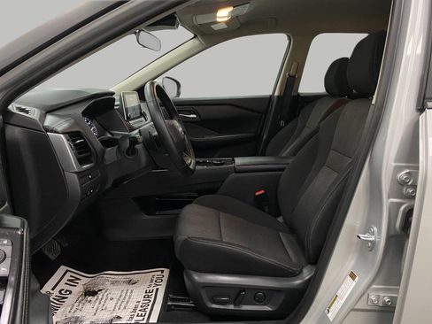 Certified 2025 Nissan Rogue SV image 29