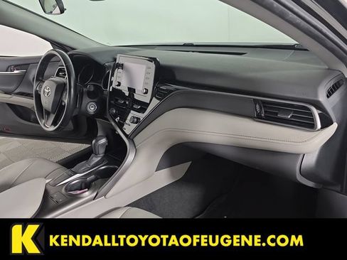 Used 2022 Toyota Camry SE w/ Cold Weather Package FWD image 19