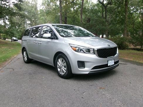 Used 2018 Kia Sedona L image 3
