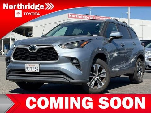 Used 2023 Toyota Highlander XLE FWD image 2