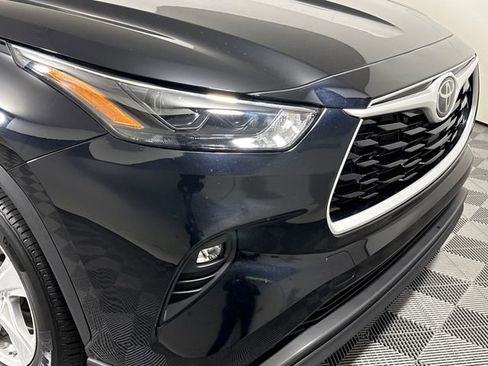 Used 2023 Toyota Highlander LE AWD/4WD image 12