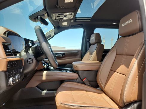 Used 2025 Chevrolet Tahoe High Country AWD/4WD image 12