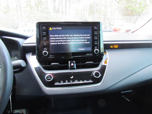 Used 2022 Toyota Corolla LE FWD image 12