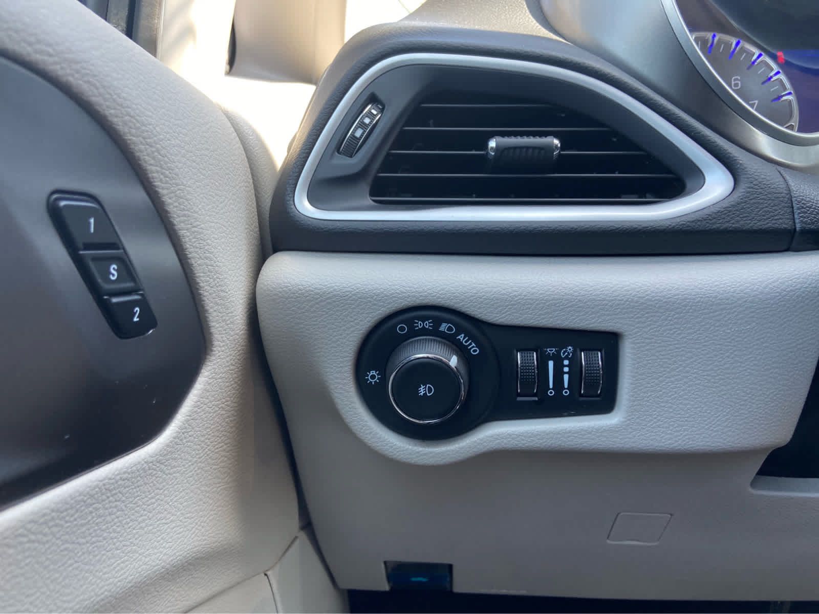 Used 2024 Chrysler Pacifica Touring-L FWD image 25