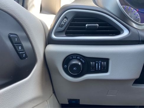 Used 2024 Chrysler Pacifica Touring-L FWD image 25