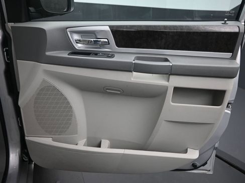 Used 2009 Dodge Grand Caravan SXT image 19