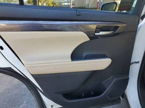 Used 2023 Toyota Highlander Limited image 11