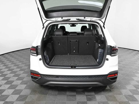 Certified 2025 Volkswagen Taos SE AWD/4WD image 8