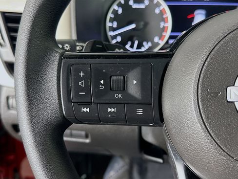 Used 2023 Nissan Rogue SV image 14