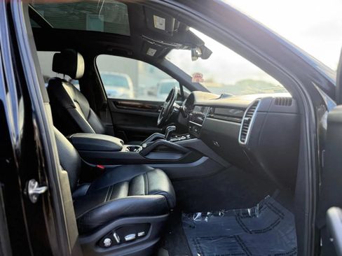 Used 2020 Porsche Cayenne AWD/4WD image 26