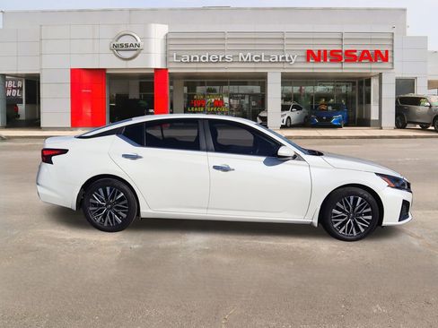 Used 2025 Nissan Altima 2.5 SV w/ SV Premium Package image 2
