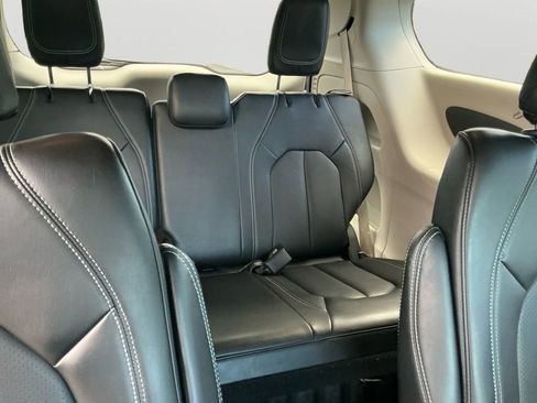 Used 2024 Chrysler Pacifica Touring-L FWD image 11
