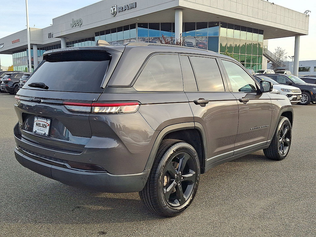 Used 2023 Jeep Grand Cherokee Altitude AWD/4WD image 31