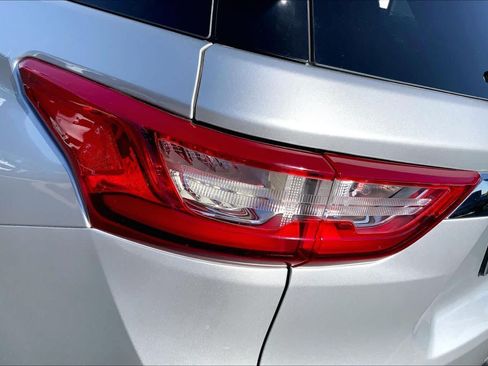 Used 2019 Chevrolet Traverse LT FWD image 29