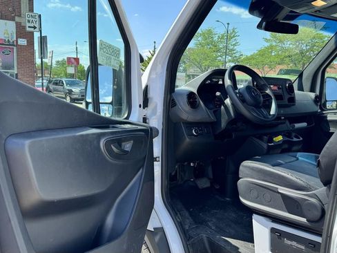 Used 2022 Mercedes-Benz Sprinter 2500 image 9