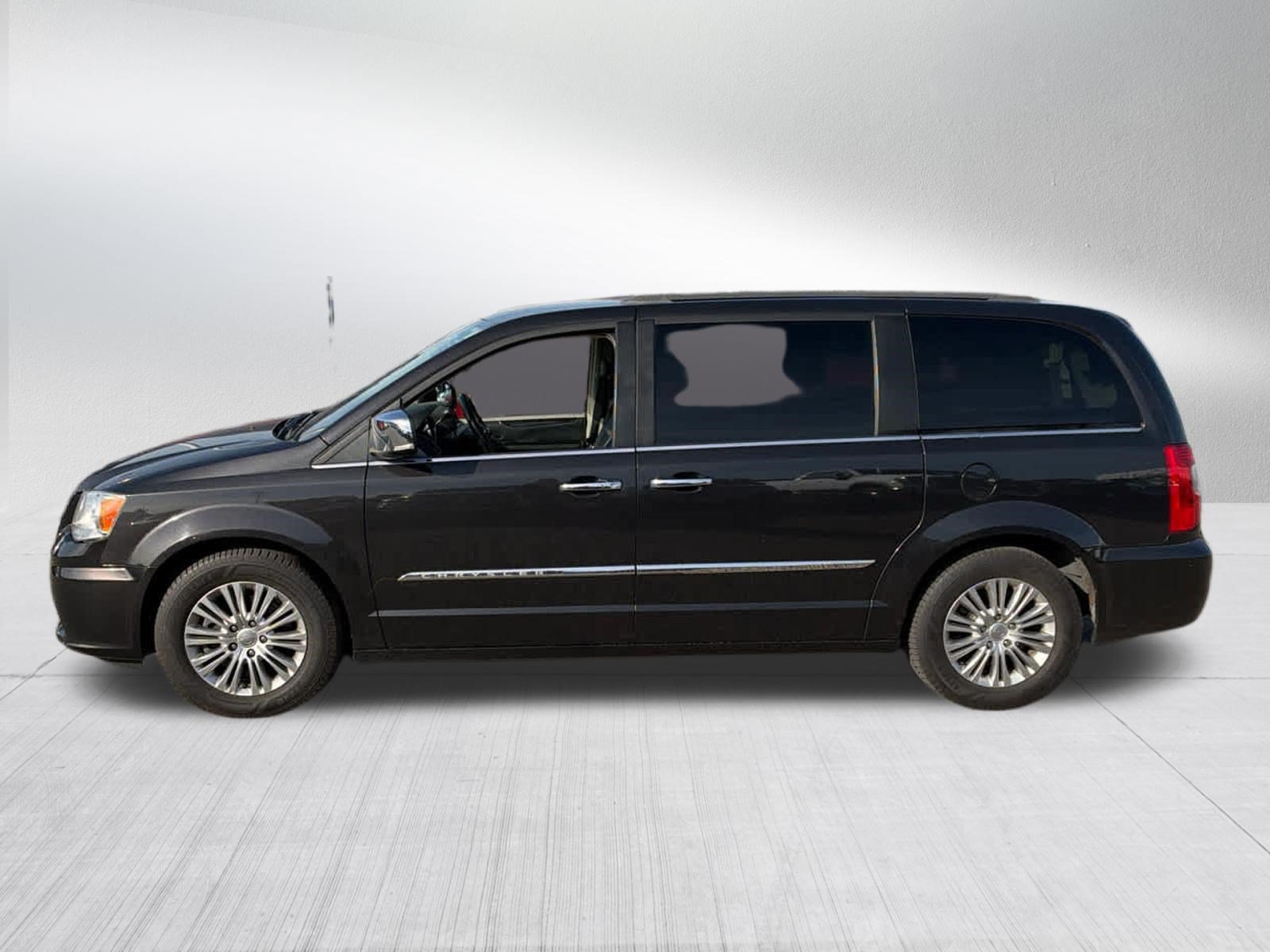 Used 2015 Chrysler Town & Country Touring-L w/ Driver Convenience Group FWD image 4