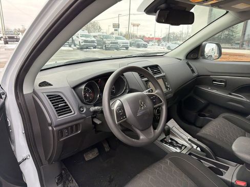 Used 2025 Mitsubishi Outlander Sport 2.0 ES image 4