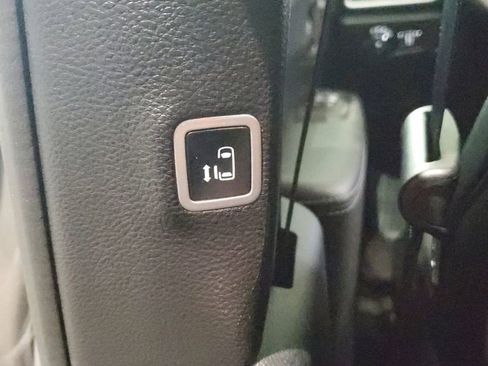 Used 2025 Chrysler Pacifica Select image 16