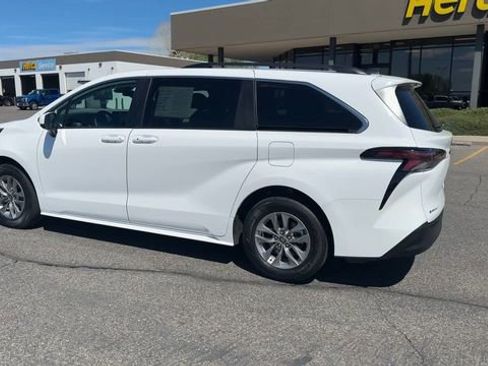 Used 2025 Toyota Sienna LE AWD/4WD image 6