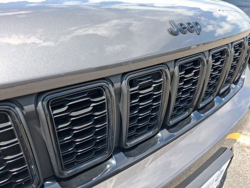 Used 2023 Jeep Grand Cherokee Altitude AWD/4WD image 4
