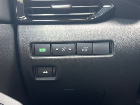 Used 2025 Nissan Sentra SV w/ SV Premium Package FWD image 14