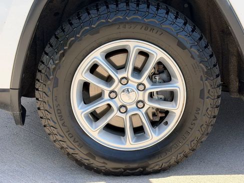Used 2018 Jeep Grand Cherokee Laredo AWD/4WD image 10