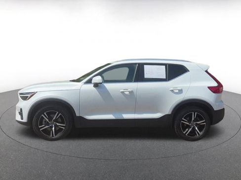 Used 2024 Volvo XC40 B5 Core image 9