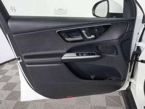 Used 2025 Mercedes-Benz GLC 300 4MATIC image 15