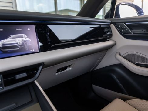 New 2025 Porsche Macan Electric RWD image 30