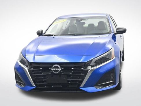 Used 2025 Nissan Altima 2.5 SV FWD image 2