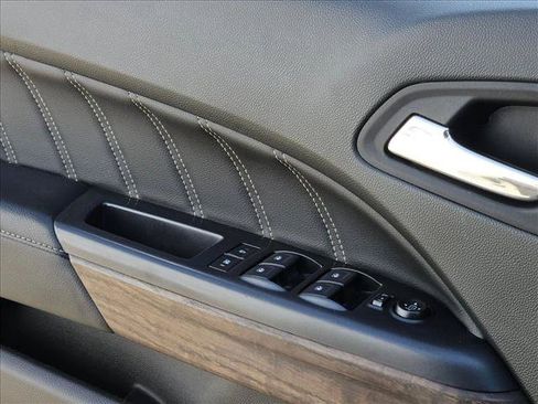 Used 2022 GMC Canyon Denali w/ Denali Black Edition Package RWD image 5