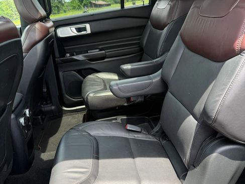 Used 2020 Ford Explorer Platinum w/ Premium Technology Package AWD/4WD image 10