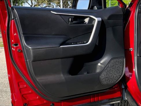 Used 2021 Toyota RAV4 LE image 21