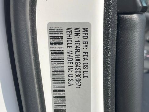 Used 2025 Jeep Grand Cherokee Altitude image 36