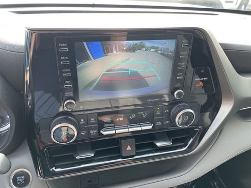 Used 2021 Toyota Highlander LE FWD image 11