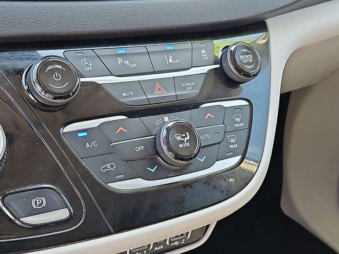Used 2024 Chrysler Pacifica Touring-L FWD image 16
