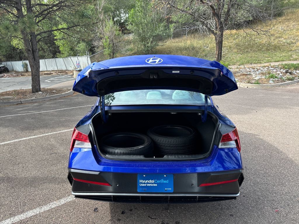Certified 2024 Hyundai Elantra Limited FWD image 17