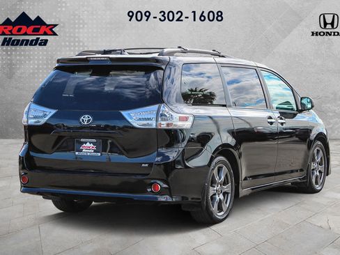Used 2018 Toyota Sienna SE image 4