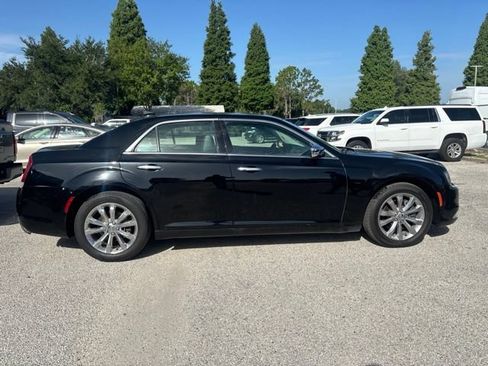 Used 2017 Chrysler 300 C AWD/4WD image 4