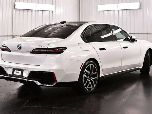 Used 2024 BMW 740i xDrive AWD/4WD image 7