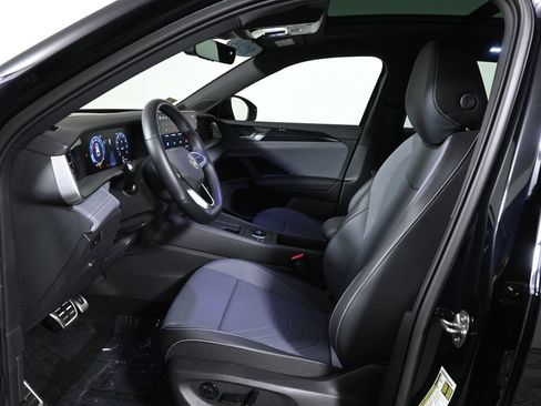 Used 2025 Volkswagen Tiguan SE R-Line AWD/4WD image 3
