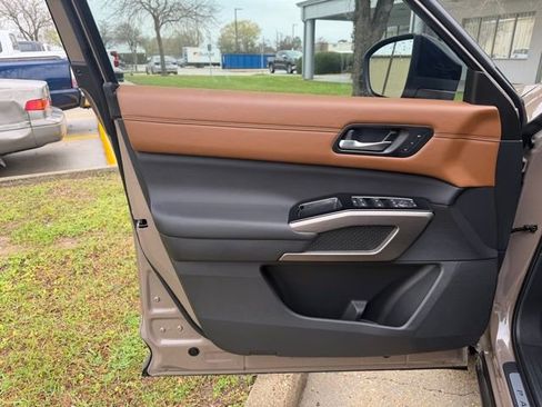 Used 2025 Nissan Pathfinder Platinum FWD image 18