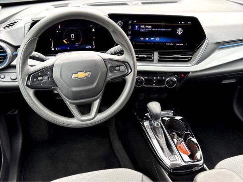 Used 2025 Chevrolet Trax LT FWD image 4