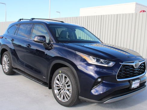 New 2026 Toyota Highlander Platinum AWD/4WD image 2
