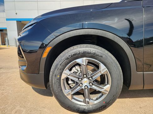 Used 2025 Chevrolet Blazer LT FWD image 9