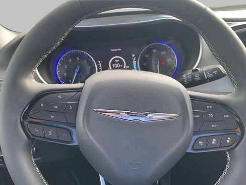 Used 2025 Chrysler Pacifica Limited AWD/4WD image 9