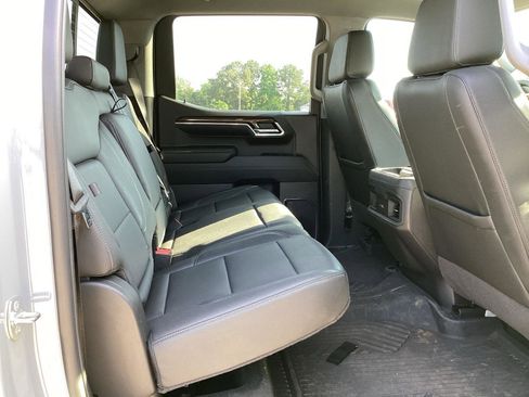 Used 2024 Chevrolet Silverado 1500 LT Trail Boss w/ Convenience Package II AWD/4WD image 4