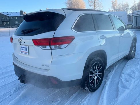 Used 2017 Toyota Highlander SE image 2