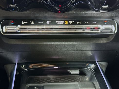 Used 2024 Mercedes-Benz GLB 250 4MATIC image 16