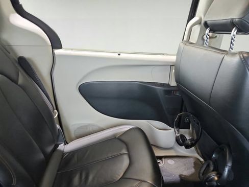 Used 2017 Chrysler Pacifica Touring-L FWD image 23
